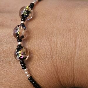 Chic Glass Bead Bracelet with Black and Pink Hues